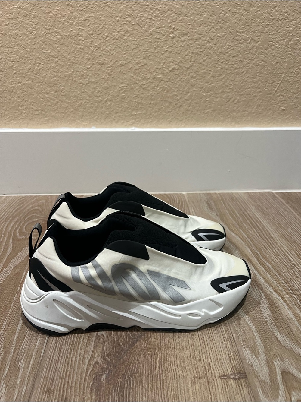 adidas Yeezy Boost 700 MNVN Laceless (authentic)